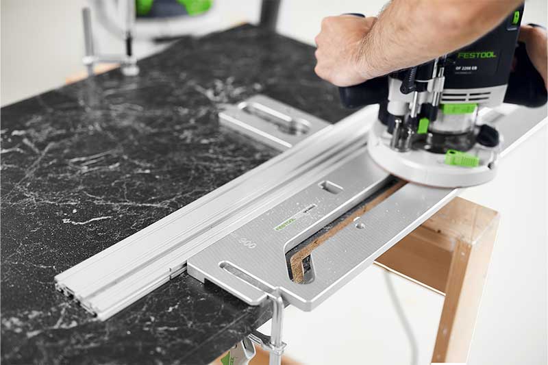 Puuseppä jyrsii työkappaletta jyrsintäsapluunan avulla