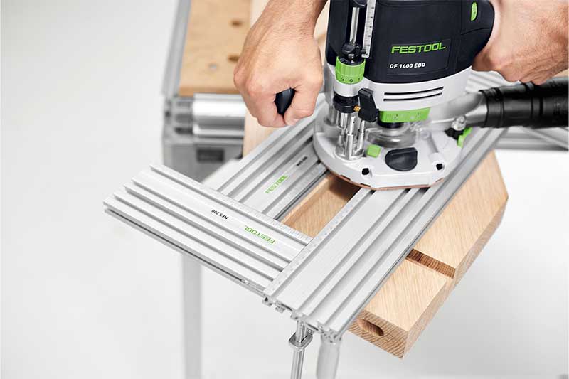 Puuseppä jyrsii työkappaletta useamman jyrsintäsapluunan avulla