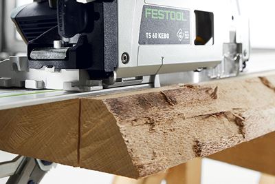 Lähikuva Festool-pyörösahasta, jolla sahataan puuta