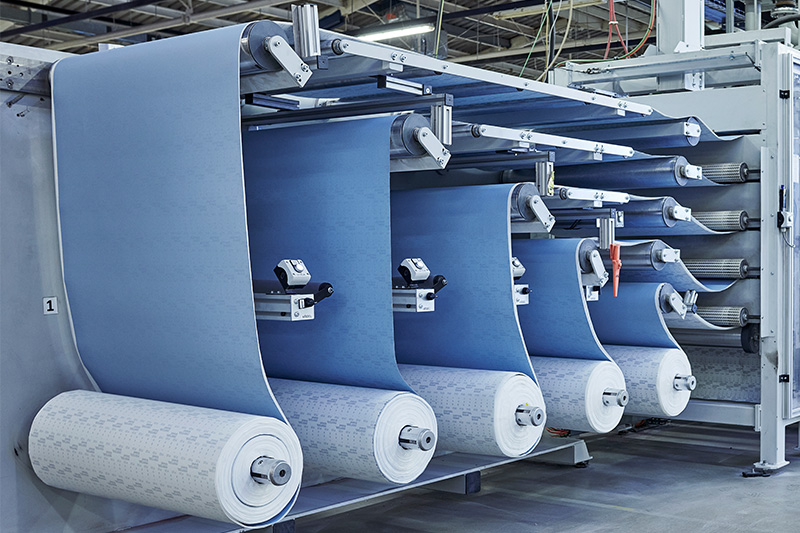 Suuria rullia hiomatarvikemateriaalia