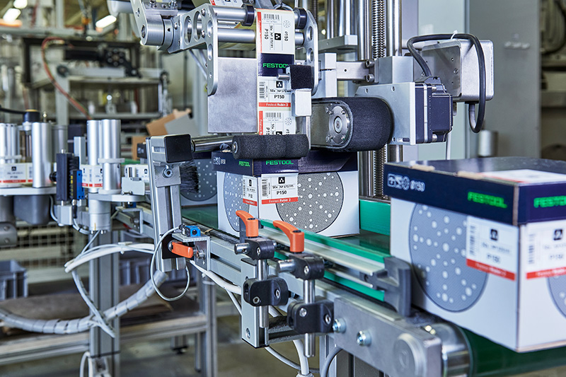 Hiomatarvikkeet pakataan pahvilaatikoihin