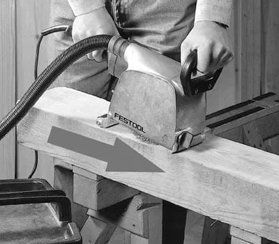 Ohjaa "RUSTOFIX"-konetta aina syiden suuntaan