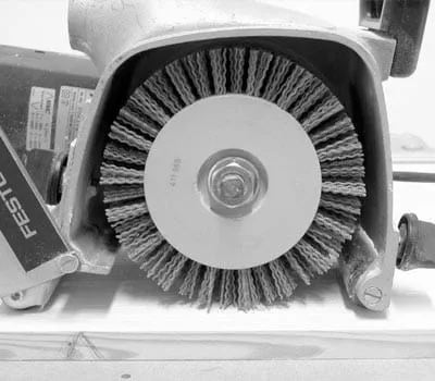 Kun haluttu kuviointisyvyys on saatu valmiiksi, vaihda koneeseen muoviharjaksinen rustilon-harja