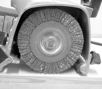 Käytä kuviointiin teräsharjaksista rustilon-harjaa