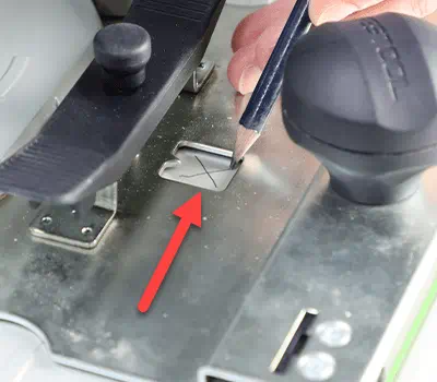 Ohjauslaatassa oleva aukko