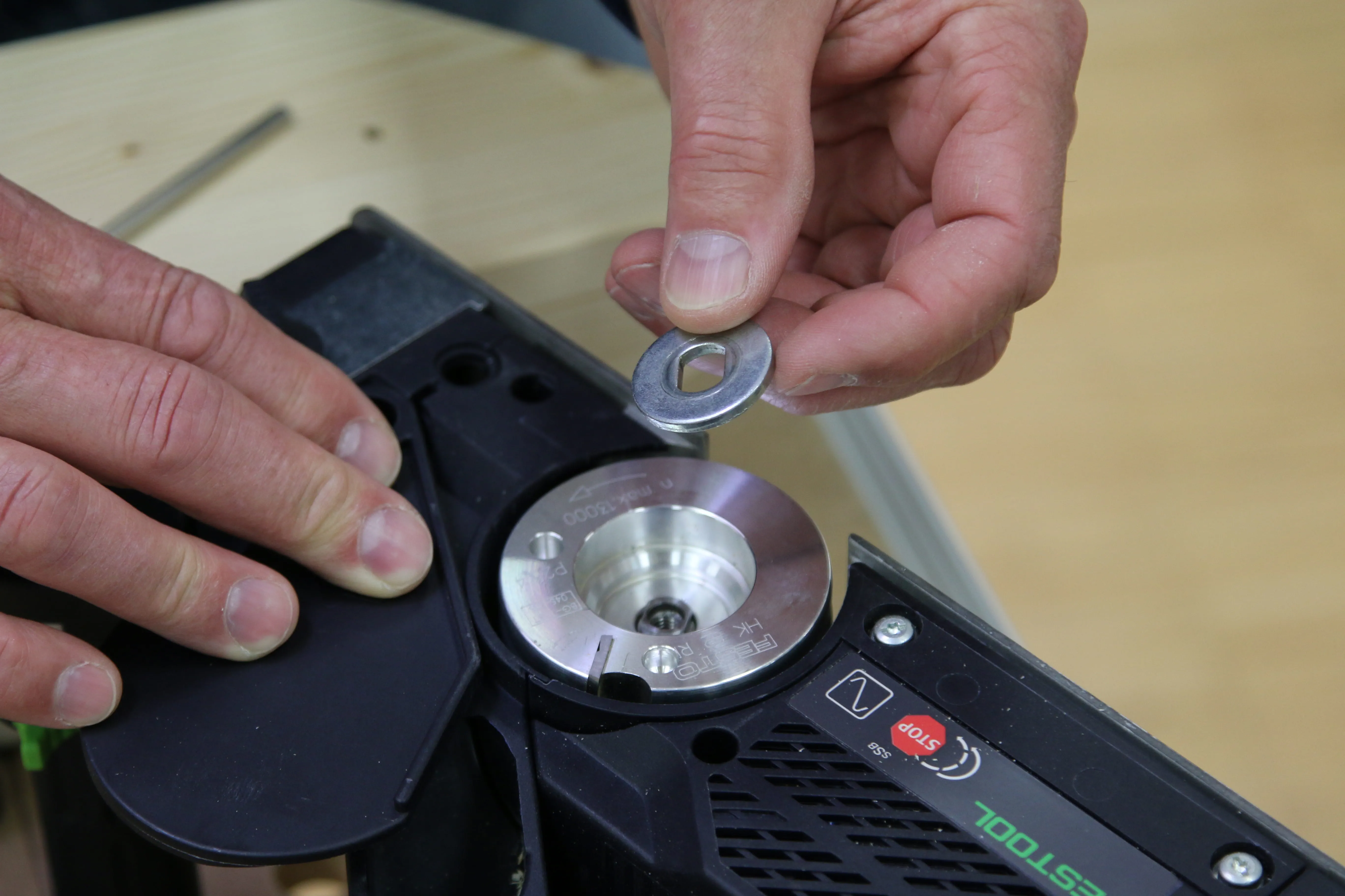 Kiristyslaipan asentaminen