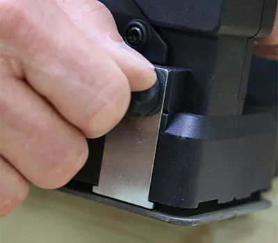 Leikkaussyvyyden rajoittimen kiinnittäminen