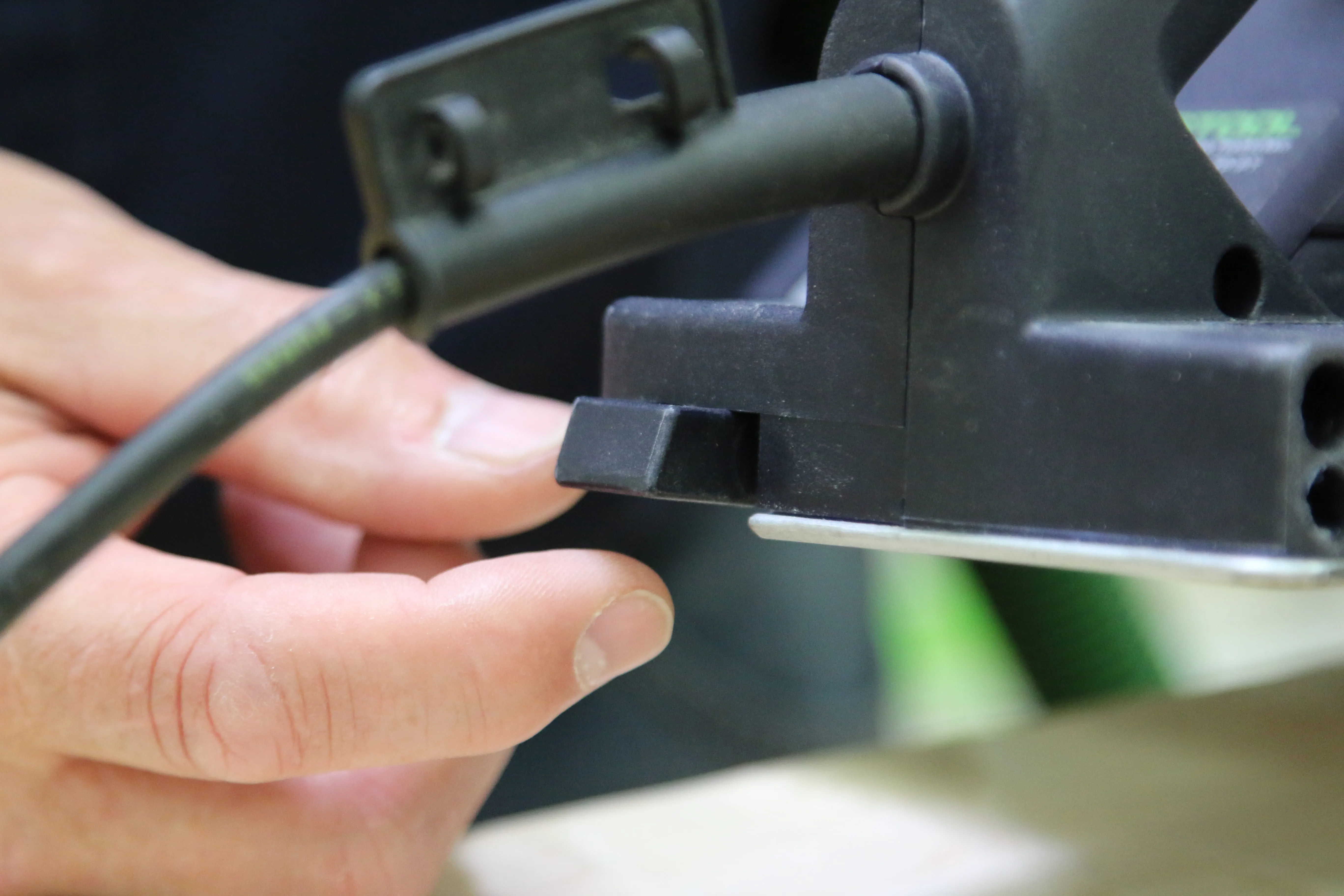 Tukijalan lukitseminen