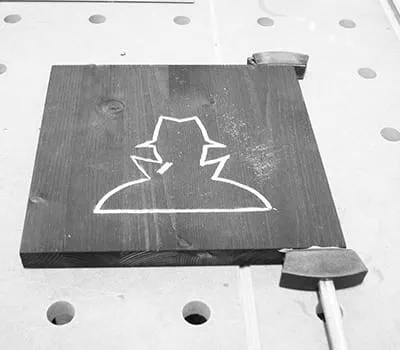 Puumateriaalin jyrsiminen pois kuvion ympäriltä