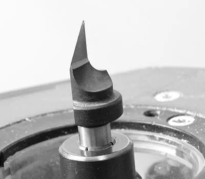 Jyrsinterän asentaminen yläjyrsimen kiinnitysistukkaan