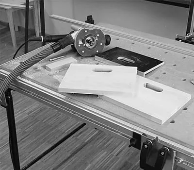 Jyrsinterän lukituspainikkeen vapauttaminen