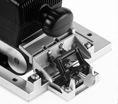 Nauhahiomakoneen voi nostaa ylös puupinnasta, niin että hiotun pinnan voi tarkastaa