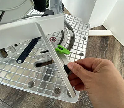 Vaihtoehtoisesti kulman säätäminen sahan asteikolla