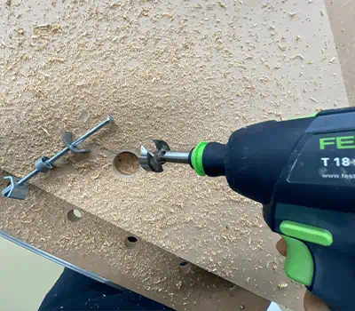 Reiän etäisyys levyn reunaan nähden