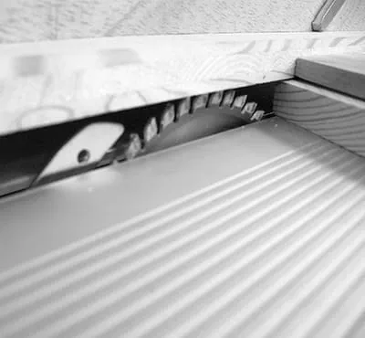 Kulmalistan siirtäminen sahanterän päällä