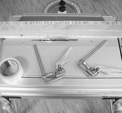 Kiinnittäminen pikapuristimilla