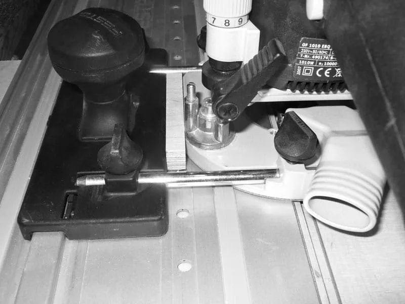 Ohjainkiskon kiinnittäminen ruuvipuristimilla