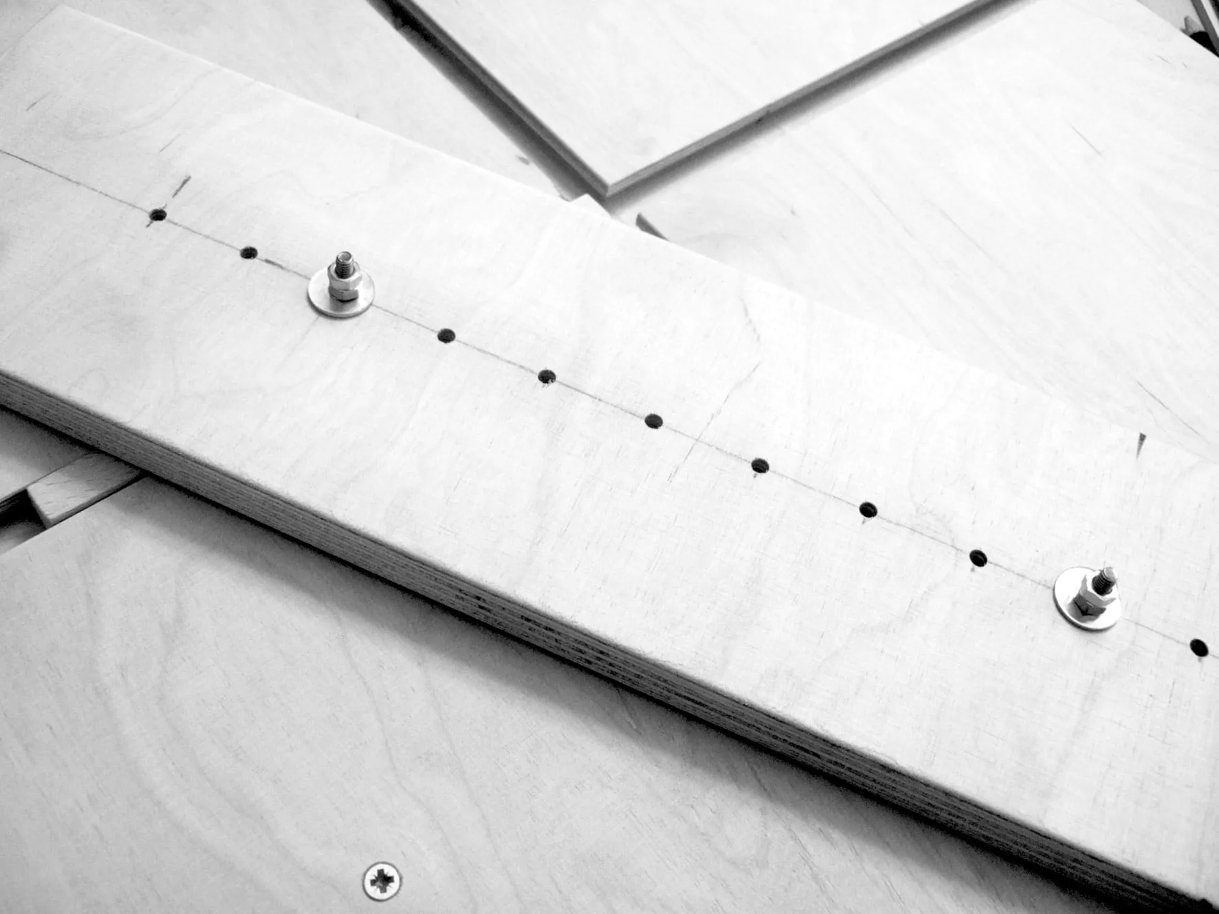 Ruuvien asentaminen reikiin