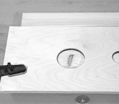 Paikkaamiseen käytettävien reikien kohdistaminen oksan keskipisteen