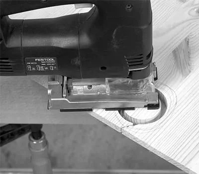 Loppuosa leikataan karkeasti irti pistosahalla