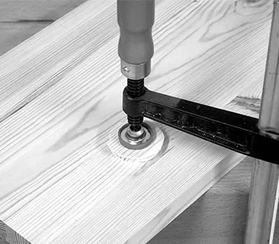 Paikkauspala liimattu kiinni valkoliimalla