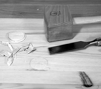 Pinnasta ulkonevan materiaalin poistaminen taltalla