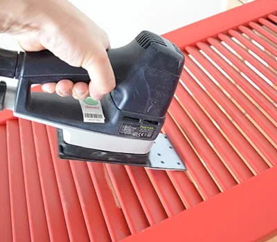 Kiinnitä hiomapaperi lamellitallan etuosaan