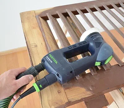 Voimakkaasti vaurioitunut maalipinta täytyy hioa tarvittaessa puupintaan asti.