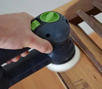 Karkeahionnan asentoa käyttämällä poistat vaurioituneen maalipinnan nopeasti.