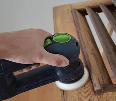 Tämän jälkeen pinta valmistellaan uutta maalausta varten.