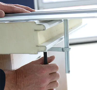 Materiaalin kiinnittäminen puristimilla