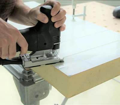 Sahaa hitaalla vauhdilla lovi tai säde kerroslevyyn