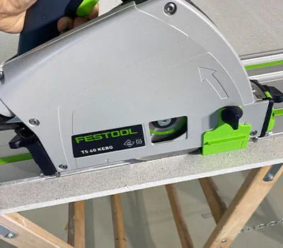 Kipsikartonkilevyn sahaaminen