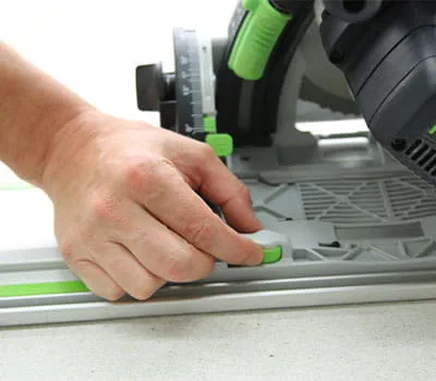 Käsipyörösahan säätäminen