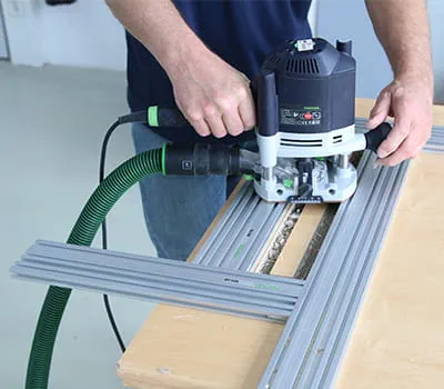 Yläjyrsimen ohjaaminen myötäpäivään