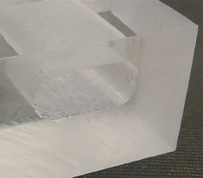 Kirkas leikkausreuna pleksilasissa