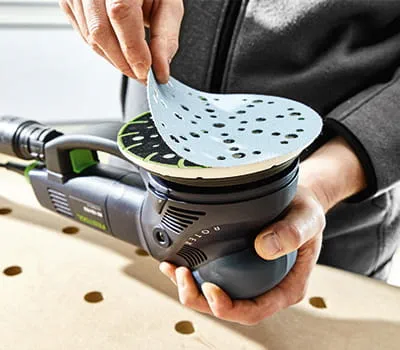 Hiomatarvikkeen kiinnittäminen