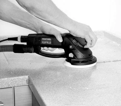 Hio karkeat liimasaumat ja ulkonemat ensin tasaiseksi