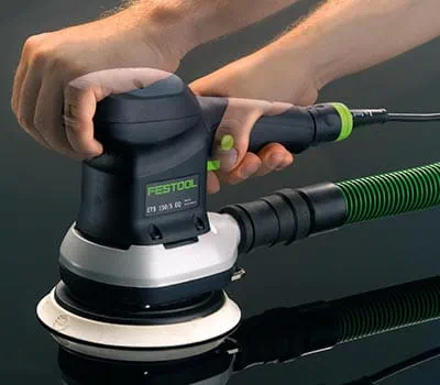 Säädä kierroslukuportaaksi 3–4. Liikuta hiomakonetta painamatta ja hitaasti puupinnan päällä.