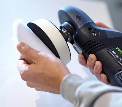 Kiinnitä lampaantalja kiillotuskoneeseen.