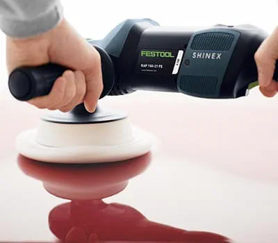 Erittäin herkkien värien yhteydessä täytyy mahdollisesti jatkaa kiillottamista, jotta tulokseksi saadaan haluttu kiiltoaste.