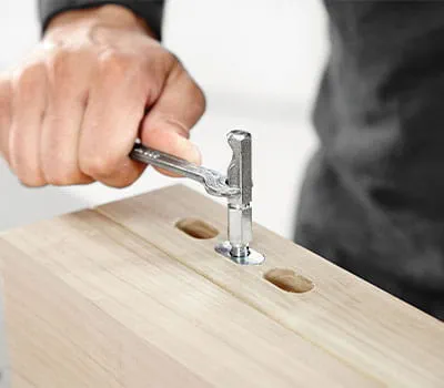 Kulmaliitoshelan ruuvaaminen paikalleen