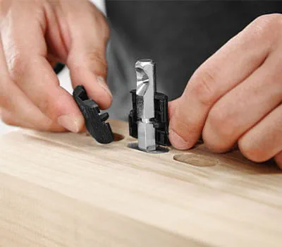 Kulmahelan kuoriparin kiinnittäminen