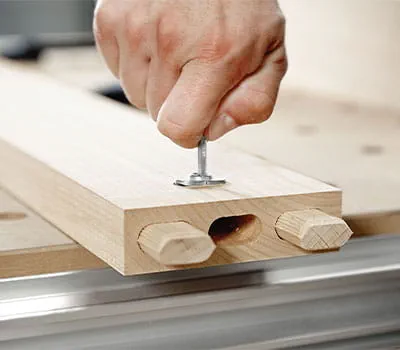 Poikittaisankkurin painaminen paikalleen