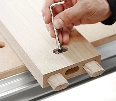 Kierreruuvin asentaminen