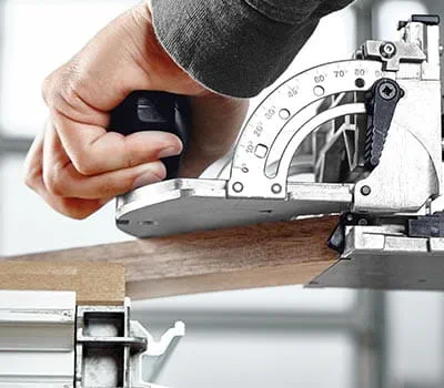 Parhaan tukevuuden takaamiseksi jokaiseen kulmaliitokseen asennetaan 2 tappia