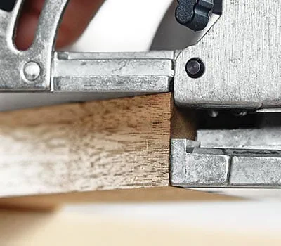 Toisen reiän tekemiseksi merkitse reiän kohta tai siirrä jyrsimen ulkopuoli jiirin kärjen tasalle