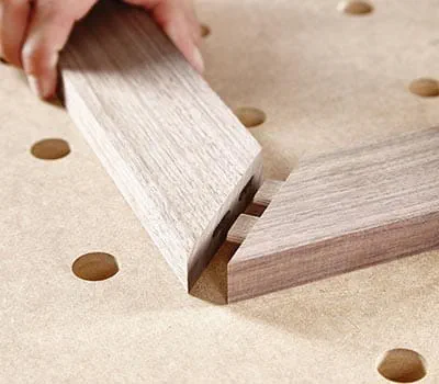 Asenna tapit kunnolla liimalla siveltyinä paikoilleen