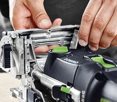 Säädä jyrsintäkorkeus työkappaleen paksuuden mukaan