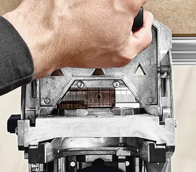 Reikien kohdistus piirretyn merkin tai rajoitinvipujen avulla